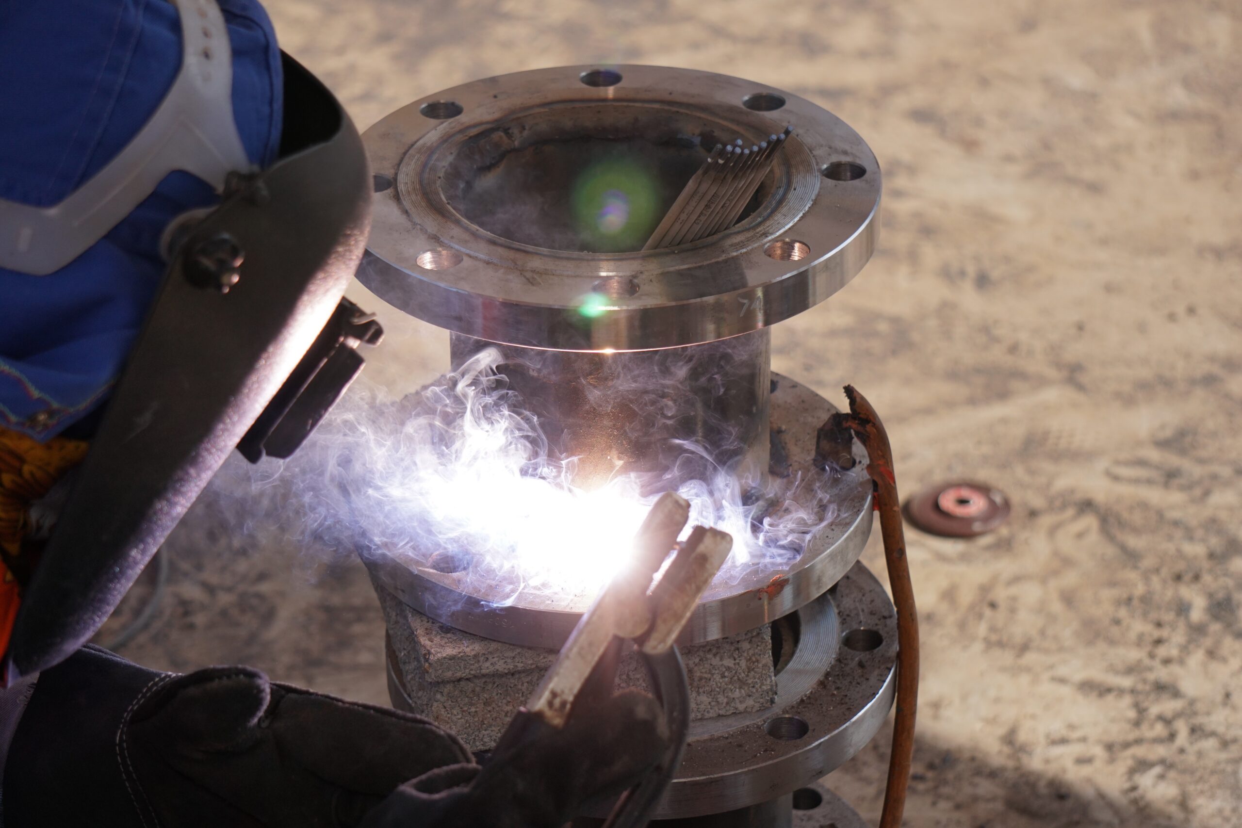 a-technician-is-welding-a-steel-flange-2026-01-05-06-14-09-utc